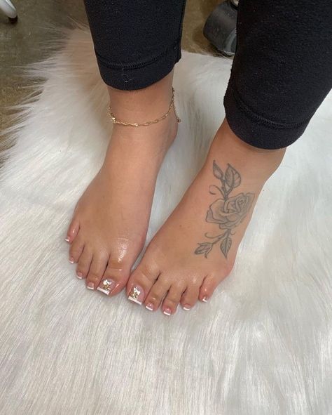 Feet Tattoo Ideas, Tattoo Ideas Foot, Side Foot Tattoos, Butterfly Foot Tattoo, Foot Tattoo Ideas, Foot Tattoo Designs, Flower Foot Tattoo, Classy Tattoos For Women, Cute Foot Tattoos