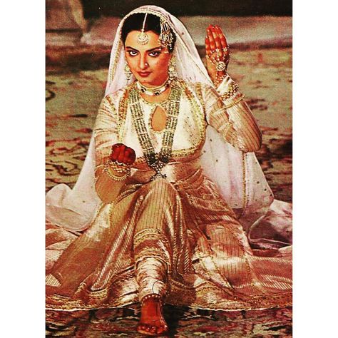 Umrao Jaan, Rekha Actress, Vintage Bollywood Aesthetic, Old Film Stars, Bollywood Posters, Indian Star, Retro Looks, Bollywood Outfits, Casual College Outfits