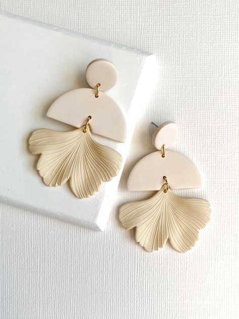 Off white statement earrings Classy Polymer Clay Earrings, Ginko Earrings, Modern Boho Chic, Clay Items, Cream Earrings, Diy Earrings Polymer Clay, Handmade Clay Jewelry, Polymer Earrings, Spring Earrings