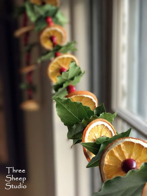 Orange, Cranberry and Bay Leaf Garland - ThreeSheepStudio.com Natal Natural, Navidad Natural, Jul Diy, Navidad Diy, Natural Christmas, Leaf Garland, Wrapping Ideas, Noel Christmas, Christmas 2019