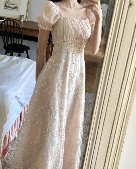 Soft Feminine Outfits, Feminine Outfits, Soft Feminine, Fairytale Dress, Stay Young, Look Younger, Mode Vintage, Classy Dress, Modest Dresses