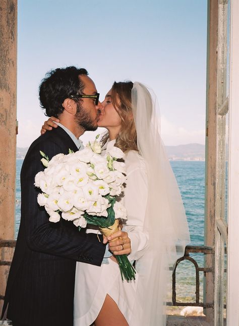 Stylist Lolita Jacobs’s Effortlessly Chic Wedding in the South of France Cool Chic Wedding, 1980s Wedding Dress Vintage, South Of France Elopement, Chic Bouquet, Chic Wedding Ideas, White Lisianthus, Spain Wedding, Vogue Wedding, Chic Brides