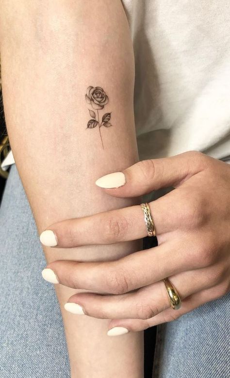 Small Hand Tattoo Designs, Datum Tattoo, Small Back Tattoos, Hand Tattoo Designs, Rose Hand Tattoo, Rose Tattoos For Women, Hand Tattoos For Girls, Small Rose Tattoo, Cute Hand Tattoos