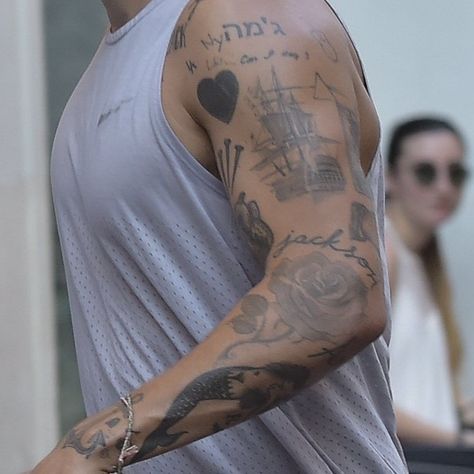 harry styles (arm tattoos, details, aesthetic) out on a run, rome, italy, july 24th 2020 Harry Styles Arm Tattoos, Harry Styles Arms, Harry Styles Details, Harry Styles Tattoos, Details Aesthetic, Italy Aesthetic, Harry Styles Pictures, Arm Tattoos, Italy Fashion