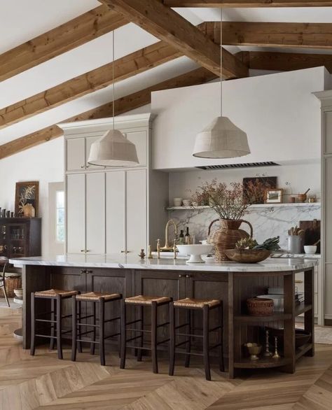 Two toned kitchen cabinets are a gorgeous design trend and we're sharing 17 of our favorite kitchens for inspiration! Ashley Montgomery, Two Toned Kitchen Cabinets, Colonial Kitchen, Two Tone Kitchen, Timeless Kitchen, Design Your Kitchen, Modern Farmhouse Kitchens, Farmhouse Style House, Interior Design Portfolio