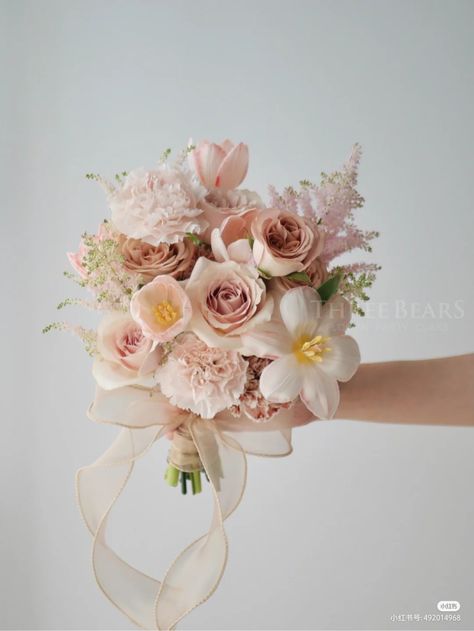 Soft Pink And White Wedding Flowers, Simple Pink Wedding Bouquet, Korean Bridal Bouquet, White And Pink Bridal Bouquet, Hand Bouquet Wedding Elegant, Wedding Bouquets Romantic, Wedding Bouquet Styles, Pink White Bouquet, Aesthetic Bouquet