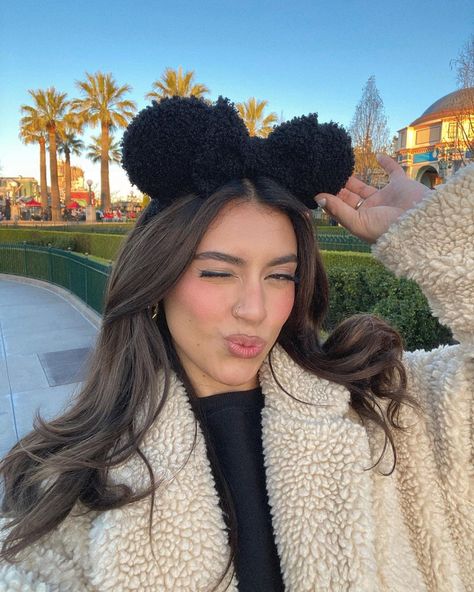 Christmas Theme Park Outfit, Disney Christmas Pictures Ideas, Disney Winter Outfits, Disneyland Outfit Winter, Disneyland Fits, Disneyworld Outfit, Disneyworld Outfits, Disney Ootd, Disney Poses