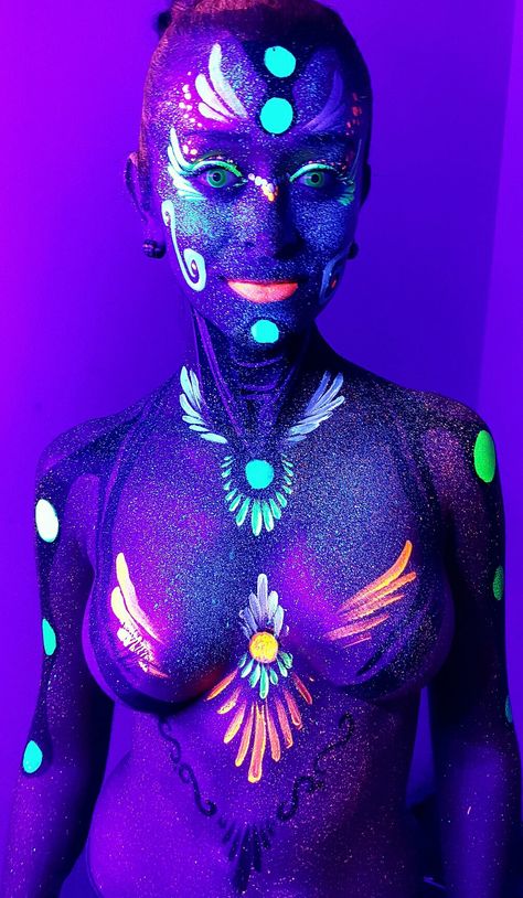 Body paint NEÓN Uv Makeup, Body Painting Festival, Black Pinterest, Black Lights, Glow Paint, Neon Makeup, Artwork Photography, Neon Painting, Photographie Portrait Inspiration