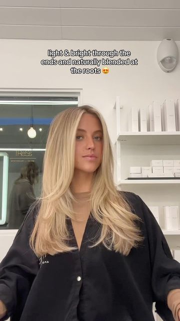 Highlights On Already Blonde Hair, Blonde Highlight Shadow Root, Natural Blonde Root Melt, Darker Roots With Blonde Hair, Blond Highlights With Dark Roots, Long Blonde Hair With Layers Balayage, Root Smudge Vs Root Melt Vs Shadow Root, Kaitlyn Bell Hair, Shadow Root Golden Blonde