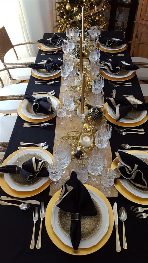 Black White Gold Christmas Table Setting, Prom Table Settings, Black And Gold Christmas Table Decor, New Years Table Setting, New Years Table Decorations Ideas, Nye Table Decor, Black And Gold Christmas Table, Black And Gold Dinner Party, New Year Table Setting Ideas