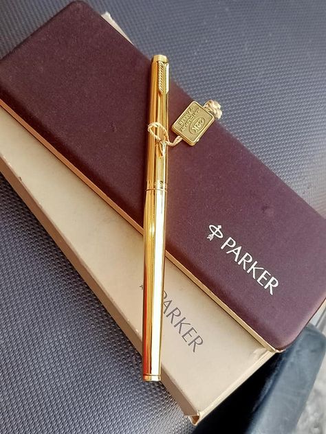 Pen Aesthetic, Luxury Box Design, Parker Pens, Expensive Pens, Parker Fountain Pen, Elegant Pens, Fancy Pens, Parker Pen, Vintage Pens