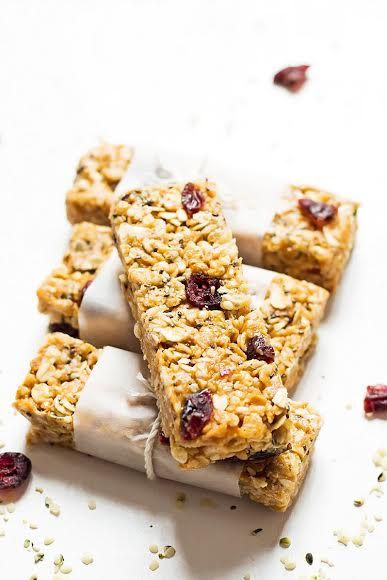 Cereal Bar Photography, Soft Granola Bar Recipe, Crunchy Granola Bar Recipe, Healthy Snack Bar Recipes, Healthy Granola Bar Recipe, Diy Granola Bars, Vegan Cereal, Healthy Granola Bar, Grain Free Granola Bars