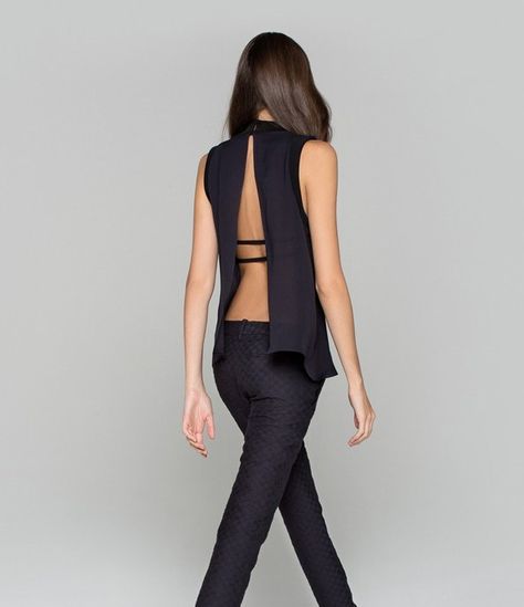 . Black Backless Top, Street Mode, Open Sesame, Haine Diy, Open Back Top, Backless Top, Foto Poses, Black Trousers, Top T Shirt