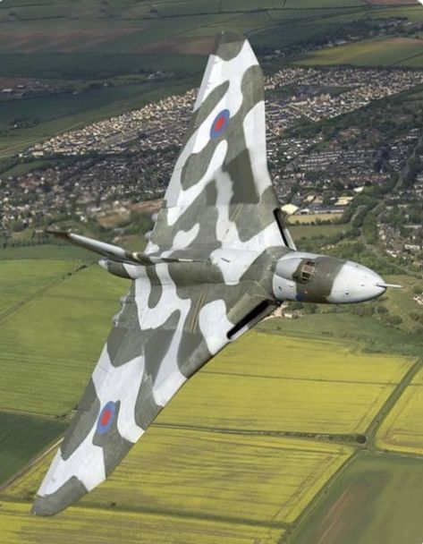 British Air Force Avro Vulcan. Avro Vulcan, Delta Wing, British Aircraft, Military Jets, Jet Aircraft, Jet Plane, Vintage Aircraft, Royal Air Force, Fighter Planes