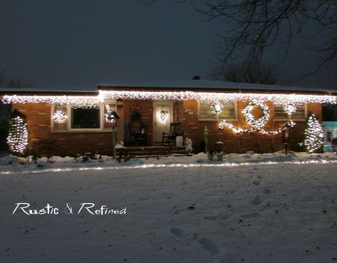 Small House Christmas Lights Outdoor, Roof Christmas Lights, Classic Entrance, Exterior Christmas Lights, Apartments Ideas, Rustic Front Porch, Home Decor Paint, Home Safety Tips, Christmas Lights Outside