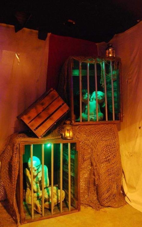 100+ DIY Halloween Decoration Ideas to help you have fun without spending much - Hike n Dip Halloween Pauroso, Läskig Halloween, Diy Halloween Dekoration, Dekorasi Halloween, Halloween Decoration Ideas, Halloween Decor Diy, Casa Halloween, Creepy Halloween Decorations, Adornos Halloween