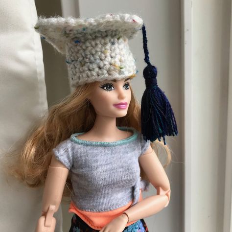 Invisible Join, Crochet Barbie Patterns, Cap Crochet, Crochet Mermaid Tail, Barbie Hat, Grad Hat, Crochet Barbie Clothes, Crochet Mermaid, Barbie Crochet