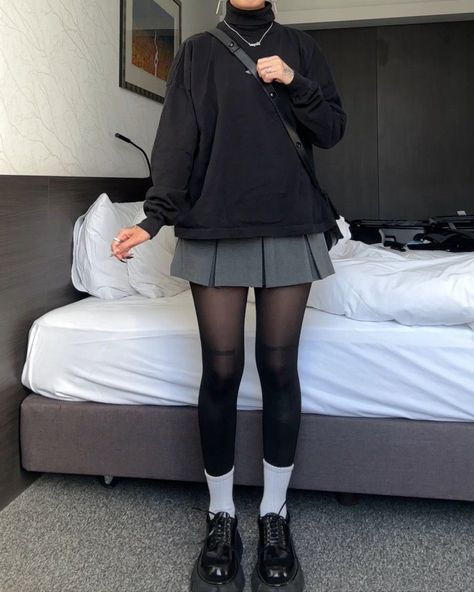 Cool Casual Outfit, Two Shirts Outfit, Cute Turtleneck Outfits, How To Style A Black Shirt, Cute Black Clothes, Outfits With A Black Skirt, Short Skirt Outfits Aesthetic, All Black Skirt Outfit, Outfits With Turtlenecks