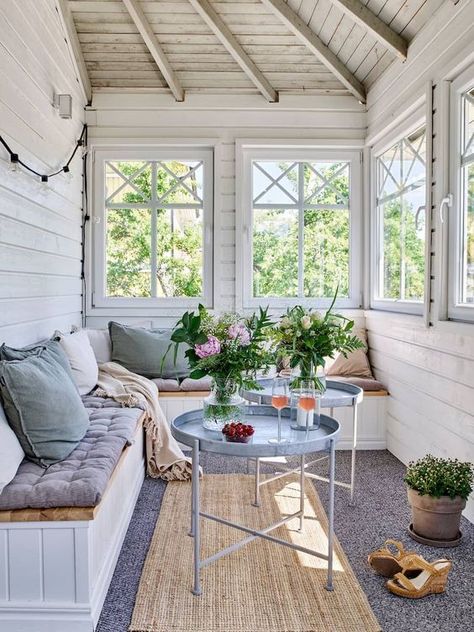 Small Sunroom Designs, Farmhouse Sunroom Ideas, Small Sunroom Ideas, Farmhouse Sunroom, Summer House Interiors, Small Sunroom, Sunroom Decorating, Sunroom Designs, Casa Country