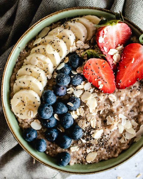 Banana Bread Oatmeal - The Delicious plate Banana Bread Oatmeal, Banana Chia Pudding, Plate Recipes, Healthy Plate, Oatmeal Bowls, Blueberry Oatmeal, Healthy Strawberry, Breakfast Plate, Overnight Oats Recipe