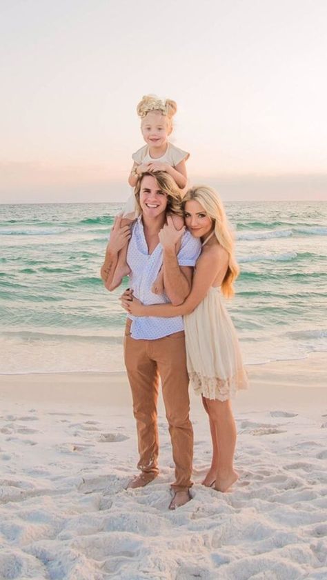 Savannah Soutas, Beach Photoshoot Family, Sav Labrant, Sav And Cole, Savannah Rose, Cole And Savannah, Labrant Family, Labrant Fam, Family Beach Pictures