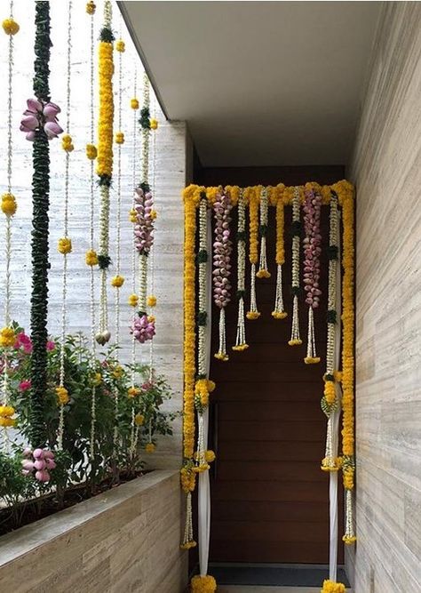 Floral Entrance, Door Flower Decoration, Hanging Floral Decor, Home Flower Decor, Indian Wedding Decor, Diwali Decorations At Home, Wedding Background Decoration, Housewarming Decorations, Diy Diwali Decorations