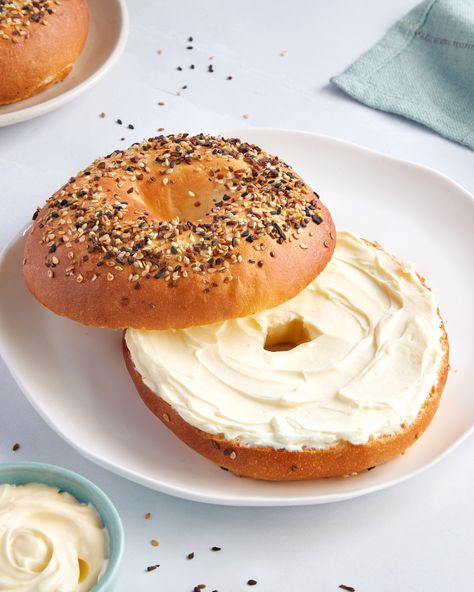 Bagel Sandwich Photography, Bagel Photography, Bun Photography, Bagel Board, Bagel With Cream Cheese, Bagel Cafe, Sesame Bagel, Food References, Breakfast Board