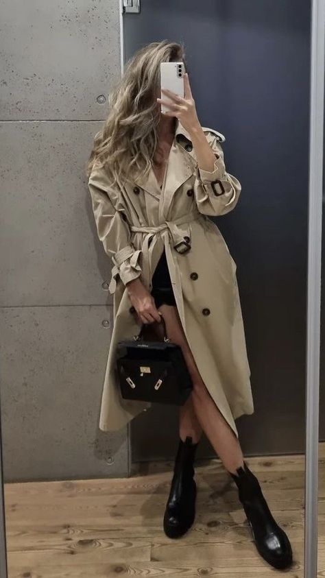 Burberry Coat Outfit, Trench Outfit, Stylish Winter Coats, Sheer Leggings, Raincoat Outfit, Coat For Men, Trench Coat Outfit, Classic Style Outfits, Fashion Top Outfits