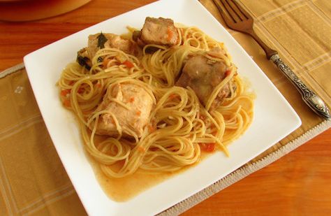 A recipe with excellent presentation, chicken stewed in olive oil, tomatoes, chopped onion, garlics, pepper and bay leaf, wrapped in spaghetti. Pasta With Wine, Chicken With Spaghetti, Best Chicken Stew, Portuguese Traditions, Portuguese Recipe, Portuguese Chicken, Portuguese Dishes, Stewed Chicken, Turkey Ham