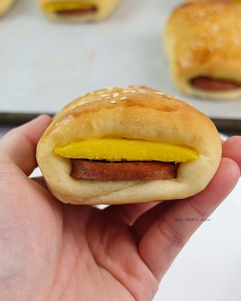 How to Make the Iconic Hong Kong Spam and Egg Bun - Wok Meets Oven Egg Bun, Chinese Buns, Asian Appetizers, Pineapple Bun, Japanese Bread, Luncheon Meat, Ham And Eggs, Canned Meat, Asian Inspired Dishes