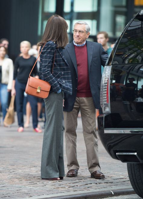 Anne Hathaway Carries Céline on the Set of New Movie Celine Box Bag Outfit, Celine Classic Box Bag, Celine Classic Box, Anne Hathaway Style, Dakota Johnson Street Style, Celine Box Bag, Robert Deniro, The Intern, Celine Box