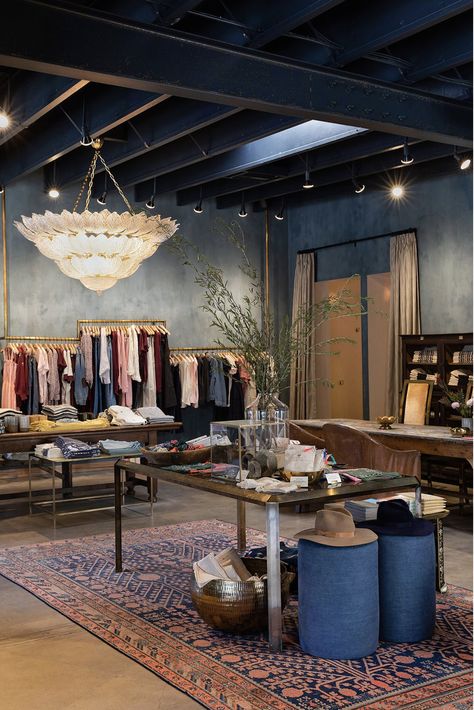 Clothes Store Ideas, A Clothing Store, Retail Store Interior Design, Clothing Store Interior, Clothing Store Design, Boutique Inspiration, Retail Store Interior, Interior Vintage, Boutique Decor