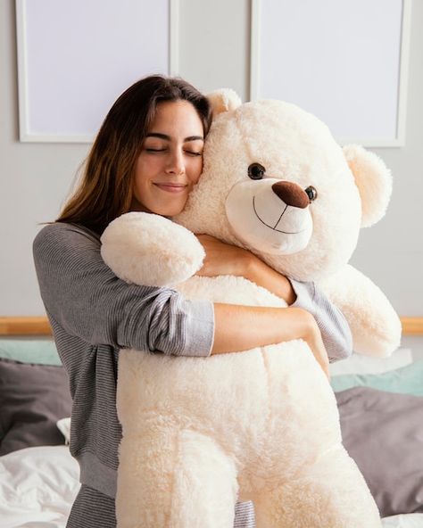 Woman at home embracing big teddy bear | Free Photo #Freepik #freephoto #woman-home #leisure #staycation #recreation Poses With Teddy Bear, Virgin Summer Drinks, Plushie Design, Slate Texture, Types Of Hugs, Purple Teddy Bear, Big Stuffed Animal, Good Morning Hug, Teddy Bear Hug