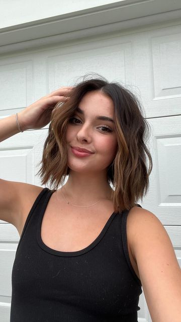 Short Bob Caramel Highlights, Short Haircuts For Slightly Wavy Hair, Loose Wave Short Hair, Ashley Kay Short Hair, Short Hairstyle Women Chin Length, Hair Curls For Short Hair, Short Hair Curled Styles, Bob Just Above Shoulders, Waved Short Hair