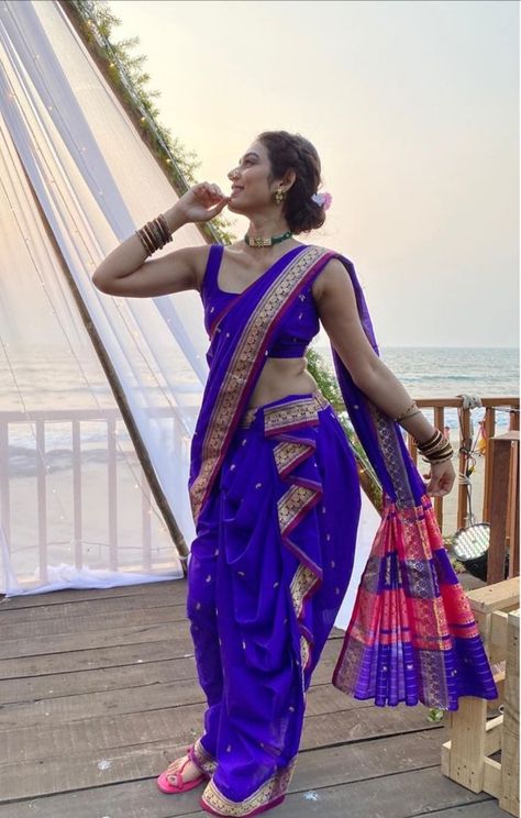 Kasta Saree Poses, Kasta Saree Look, Blue Nauvari Saree, Saree Poses For Instagram, Types Of Saree, Photoshoot Saree, Ideas For Photoshoot, Nath Bridal, Bale Dance