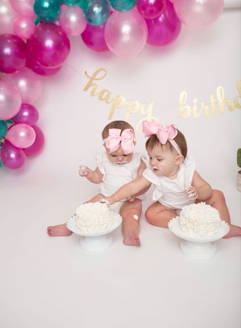 1 Year Twins Photo Shoot, Girl Birthday Photoshooting, Twins First Birthday Photoshoot, Twin Baby Birthday, Smash Cake Session, Birthday Twins, Baby Birthday Photoshoot, Twin Birthday Parties, Twin Baby Girls