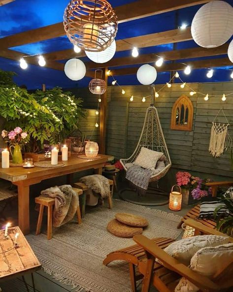 The Top 94 Small Patio Ideas - Exterior Home and Design - Next Luxury Cheap Backyard Makeover, Patio Retreat, Backyard Envy, Terrazas Chill Out, Backyard Landscapes, Design Per Patio, Outdoor Vibes, Spain House, Cheap Backyard