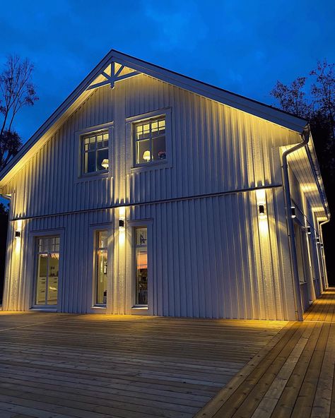 #spira175 med fasadbelysning, visst blev det fint? Tack @elinaribba för att ni delar med er 😍🏡 #hjältevadshus #fasadbelysning #utelampor #fasad #byggahus #nytthem Eave Lighting Outdoor, Eve Lighting Exterior, Eaves Lighting Outdoor, Gable Roof Lighting, Outdoor Recessed Lighting, Roof Eaves, Gable Wall, Exterior Lights, Facade Lighting