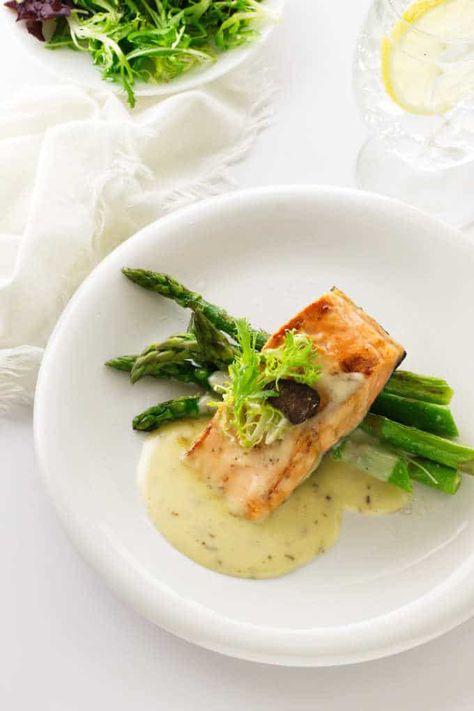 Salmon With Beurre Blanc Sauce, Plated Salmon Fine Dining, Gourmet Salmon Dinner, Salmon Beurre Blanc, Fancy Salmon Plating, Plated Fish Dishes, Salmon Appetizer Fine Dining, Gourmet Salmon Plating, Fancy Entrees Dinners