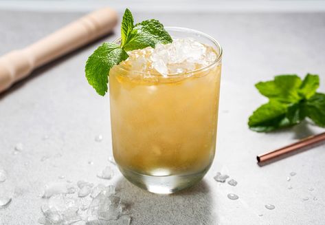 The Mint Julep is a bourbon cocktail that is easy to make. The signature drink of the Kentucky Derby, this is one whiskey drink recipe you can't miss. Kentucky Derby Food, Kentucky Derby Recipes, Kentucky Derby Mint Julep, Derby Recipe, Whiskey Drinks Recipes, Mint Julep Cocktail, Julep Recipe, Mint Julep Recipe, Boulevardier