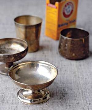 Baking Soda as Silver Polish  To polish silver: Wash items, then place on aluminum foil in the bottom of a pot. Add a baking-soda solution (¼ cup soda, a few teaspoons salt, 1 quart boiling water) and cover for a few seconds. The result? A chemical reaction that gets the black off the gravy boat. Helpful Products, Cleaning Silver, How To Clean Silver, Chemical Reaction, Silver Cleaner, Silver Bowl, Silver Polish, Diy Cleaners, Cleaners Homemade