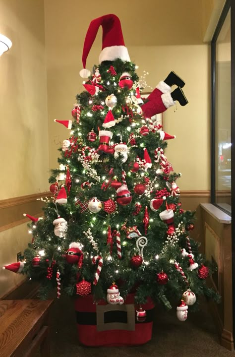 Santa Christmas Tree Christmas Tree Ideas Santa Theme, Santa Themed Christmas Tree Ideas, Santa Christmas Tree Ideas, Santa Christmas Trees, Santa Claus Tree Theme, Santa Trees Theme, Santa Theme Christmas Tree, Santa Claus Christmas Tree Theme, Santa Clause Christmas Tree Theme