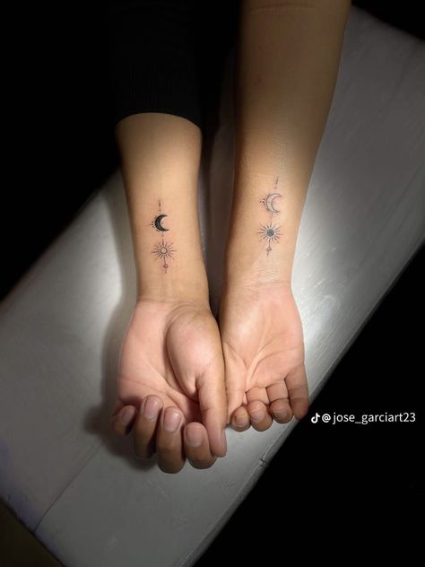 Ehe Tattoo, Star Tattoo On Wrist, Unique Sister Tattoos, First Tattoo Ideas, First Time Tattoos, Cute Matching Tattoos, Matching Friend Tattoos, Stunning Tattoos, Small Shoulder Tattoos