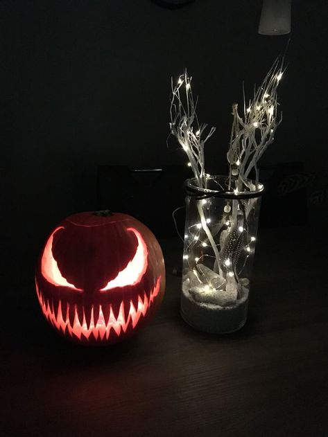 Venom Pumkin Carving, Halloween Scary Pumpkins, Venom Pumpkin Carving Ideas, Venom Jack O Lantern, Pumpkin Carving Ideas Venom, Halloween Dyne, Dyne Halloween, Dovleci Halloween, Venom Pumpkin Carving