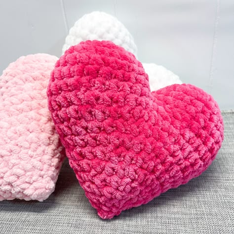 Cute Crochet Pillow Patterns https://youtu.be/1osOC-elYp8?si=yxLWTexYvkozsFVg Crochet Heart Pillow Tutorial, Cute Crochet Pillow, Heart Crochet Pillow, Easy Crochet Heart, Crochet Heart Pillow, Island Styling, Gifts For Valentines, Pillow Patterns, Product Photoshoot