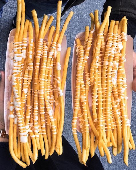 Mouth Water Food 😍 on Instagram: “Long French Fries! 🥔🍟😍 📷: @nonstopeats Follow us @Foodlty if you love food!❣️ Tag a Fries lover!👇” Muckbang Food, Long French Fries, Long Fries, French Fries Design, Japan Street Food, Food Stall Design, Extreme Food, French Fries Recipe, Dada Ayam