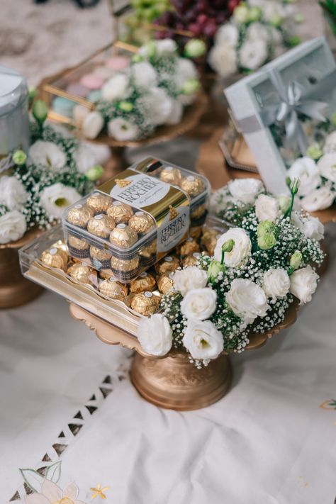 Diy Hantaran Tunang Simple, Hantaran Ferrero Rocher, Dulang Hantaran Coklat, Idea Hantaran Tunang, Hantaran Minimalist, Gubahan Buah Hantaran, Hantaran Coklat Gubahan, Dulang Hantaran Ideas Trays, Hantaran Tunang Simple