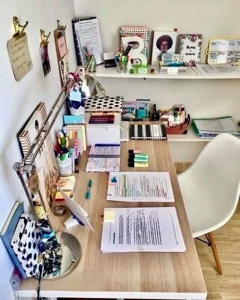 Zimmer Diy, Study Corner, Desk Inspiration, Bedroom Desk, Study Room Decor, Study Rooms, Bilik Tidur, Stationery Organization, Study Space