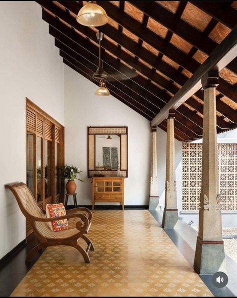 Wada Style Interior, Indian Flooring Ideas, Traditional Indian Houses, Chettinad House, Kerala Traditional House, India Home Decor, Courtyard House Plans, Indian Home Design, Indian Home Interior