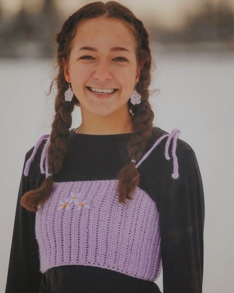 Emma on Instagram: “Lavender daisy crop top & flower earrings 🌸💜 top still available on Etsy! . 15% to BLM-related orgs 💛 . #crochet #crochetlove #crochetgram…” Lavender Crochet Top, Daisy Crochet Top, Lavender Crochet, Daisy Crop Top, Crochet Sling Bag, Daisy Crochet, Crochet Crop Top Pattern, Crochet Inspo, Crochet Crop